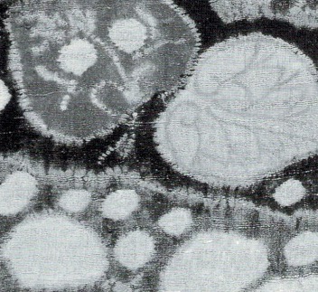 文様の「袖地藤葵模様辻が花裂」